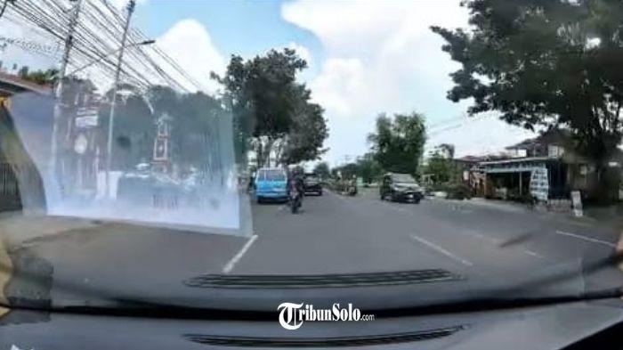 TEREKAM - Sebuah video penabrakan motor Suzuki Smash yang menewaskan pengendara dan penumpangnya di Karanganyar viral di media sosial. Rekaman ini kemudian diunggah akun Instagram @tentangkaranganyar pada Rabu (18/3/2026) pukul 10.00 WIB.