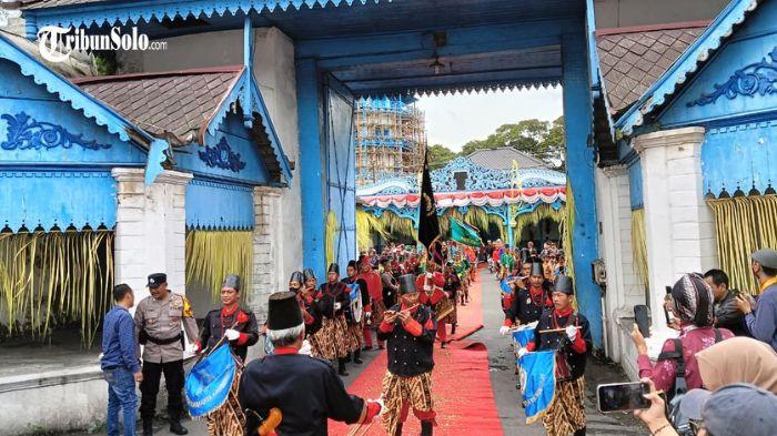 Sejumlah abdi dalem telah menunggu kehadiran PB XIV sejak pagi.