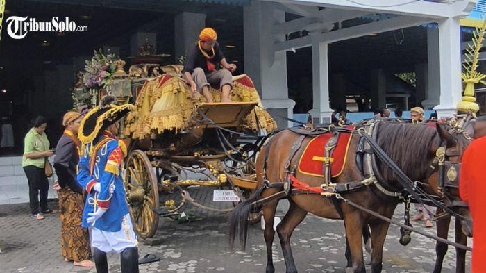JELANG KIRAB - Suasana jelang kirab kenaikan tahta Raja Keraton Solo, SISKS Pakubuwono XIV Hamengkunegoro, Sabtu (15/11/2025) pagi. Sejumlah kereta kencana yang akan digunakan dalam kirab sudah dipersiapkan oleh para abdi dalem.
