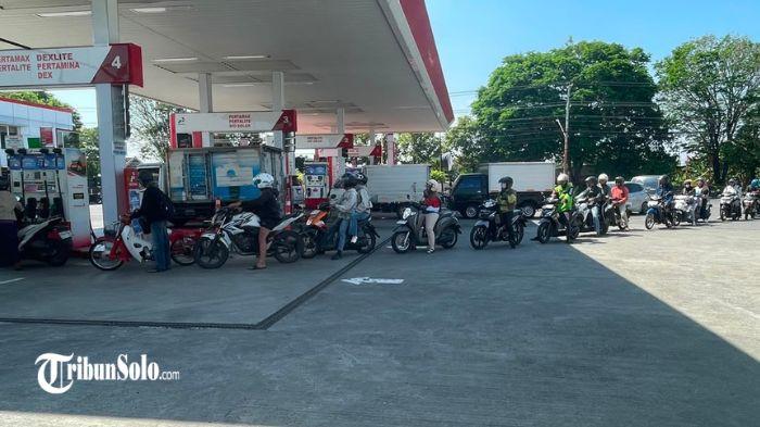 Antrean Pertalite Mengular di Sukoharjo Usai Harga Pertamax Naik, SPBU ...