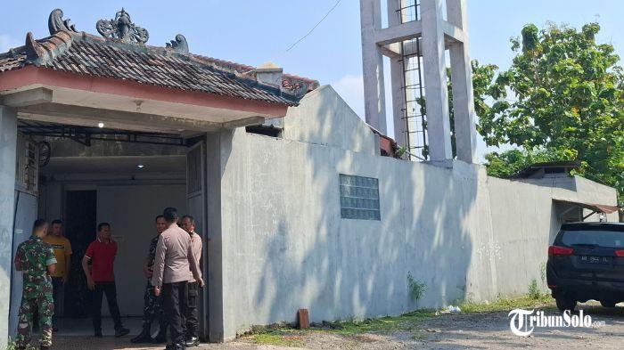 PELAJAR TEWAS - Sejumlah petugas berjaga di kamar jenazah RSU Islam Yakssi Gemolong, terkait kasus seorang pelajar SMK meninggal dunia usai latihan silat. Hingga Selasa (7/10/2025) pagi, jenazah korban masih berada di kamar jenazah rumah sakit tersebut.