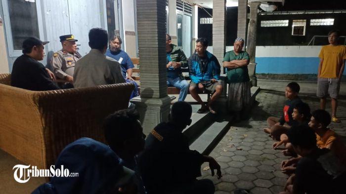 TERTUNDUK - Sejumlah remaja yang membuat konten pocong boncengan mendapatkan pembinaan dari Polsek Mojosongo. Video itu dibuat pada Selasa (26/5/2026) sekitar pukul 19.00 WIB oleh sejumlah remaja di wilayah Desa Manggis.
