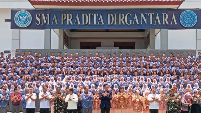 Gubernur Jawa Tengah Ahmad Luthfi bersama Menteri Koordinator Bidang Infrastruktur dan Pembangunan (IKP), Agus Harimurti Yudhoyono di Sekolah Garuda di SMA Pradita Dirgantara, Kabupaten Boyolali, Rabu, 8 Oktober 2025.