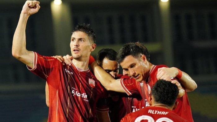 SELEBRASI - Selebrasi pesepak bola Persis Solo, Luka Dumancic setelah mencetak gol ke gawang Dewa United dalam pertandingan Super League di Stadion Manahan, Solo, Sabtu (16/5/2026) malam. (TRIBUNNEWS/Muhammad Nursina)