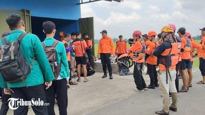PENCARIAN - Proses pencarian bocah hilang. Seorang bocah berusia 8 tahun, Faiz Khourun Nizam, dilaporkan hilang pada Minggu (29/3/2026) dini hari dan diduga tenggelam di Sungai DAM Colo, Desa Nangsri, Karanganyar.