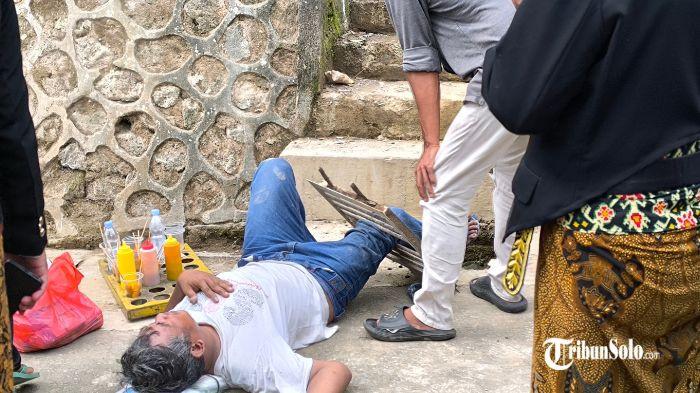 Nasib Apes Pedagang Asongan, Kaki Terjebak Teralis Usai Pemakaman Raja Solo PB XIII di Imogiri