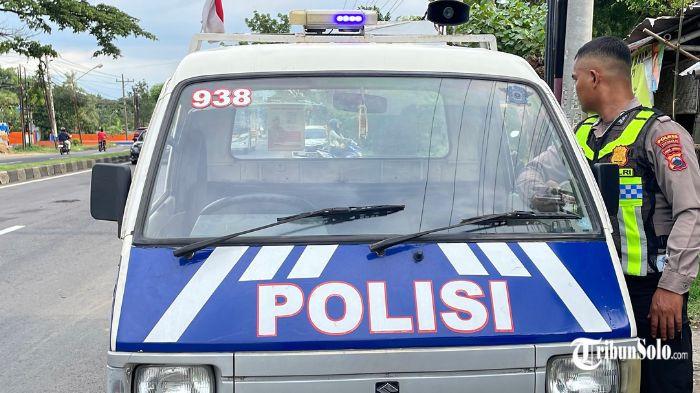 KECELAKAAN - Suasana lokasi kecelakaan lalu lintas di Jalan Wonogiri–Sukoharjo, tepatnya di depan gudang Bulog, Bulakrejo, Kecamatan/Kabupaten Sukoharjo, pada Rabu (19/11/2025). Seorang perempuan meninggal dunia setelah terlibat kecelakaan lalu lintas tersebut.