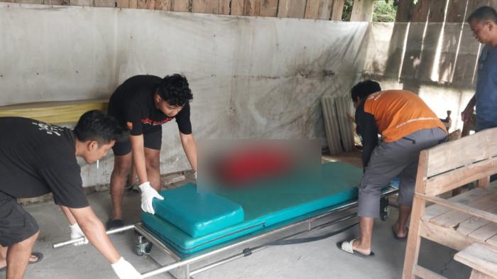 TEWAS. Seorang pria ditemukan meninggal dunia di dalam warung Kecamatan Gondangrejo, Kabupaten Karanganyar, Minggu (2/11/2025) pagi. Polisi masih melakukan penyelidikan penyebab kematiannya.