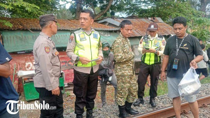 KECELAKAAN - Seorang remaja berusia 12 tahun tewas setelah tertemper kereta api Joglosemarkerto saat melintas di rel di Kecamatan Gemolong, Kabupaten Sragen, Jumat (24/4/2026) sore. Saat kejadian, korban sedang menuntun sepeda dari arah barat ke timur dengan maksud menyeberangi rel kereta api.