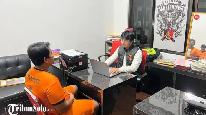 DIBEKUK - Seorang warga Kecamatan Wuryantoro, Wonogiri, bernama Abyan Rabbani (30), saat diamankan di Polres Wonogiri, Selasa (18/11/2025). Ia ditangkap polisi setelah menggelapkan uang milik bosnya.