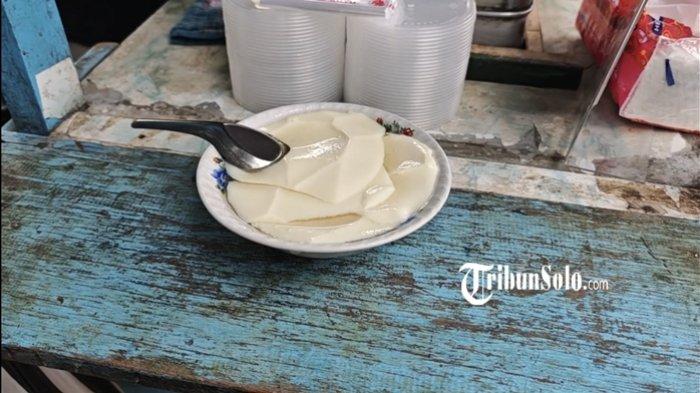 KULINER LEGENDARIS - Seporsi Tahok Pak Citro di Pasar Gede Solo, Jawa Tengah, beberapa waktu lalu. Beginilah proses pembuatan Tahok Pak Citro.