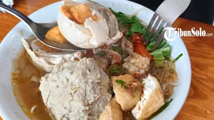 ILUSTRASI. Seporsi bakso telur asin dan bakso urat di Bakso Bunda Boyolali, Sabtu (27/12/2025). Menu ini cocok juga untuk menu lebaran. 