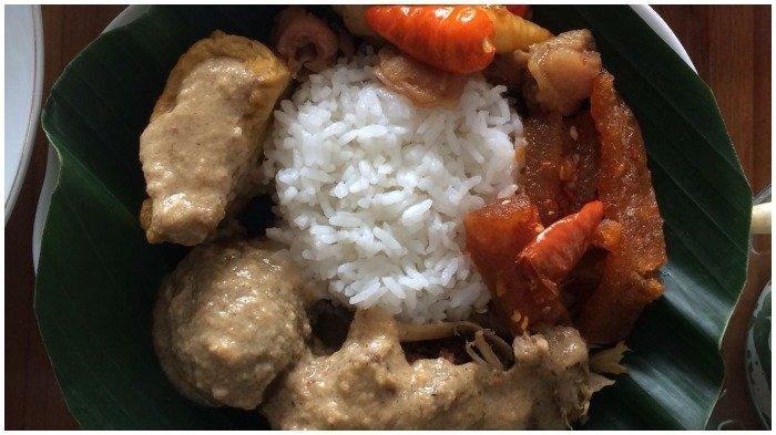 Seporsi gudeg komplit di Gudeg Koyor Mercon Sumringah