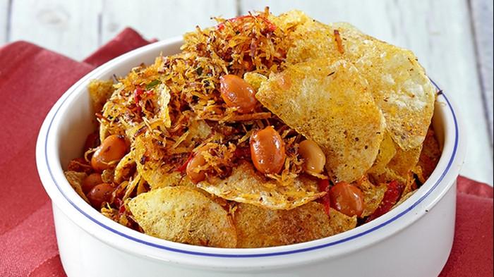 KULINER LEGENDARIS - Serundeng kentang kacang jeruk, varian serundeng yang enak. Beginilah sejarah serundeng khas Solo, Jawa Tengah.