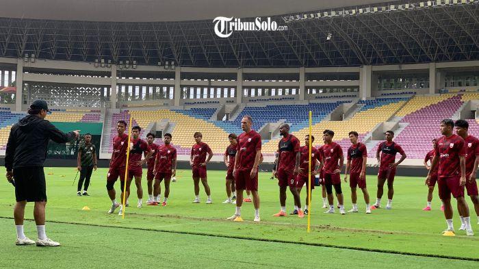 SESI LATIHAN - Sesi latihan Persis Solo, Sabtu (3/1/2026). Saat ini, Persis Solo berada di posisi terbawah klasemen Liga 1 musim 2025/2026 dengan hanya mengumpulkan 7 poin.
