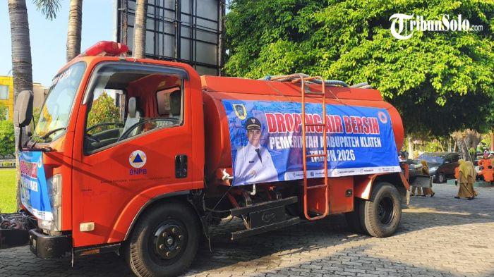 SIAGA KEKERINGAN - Siaga potensi kekeringan tahun 2026, BPBD Klaten mulai lakukan program droping air bersih di wilayah Kabupaten Klaten, Senin (15/6/2026). Program tersebut menyasar sejumlah wilayah yang selama ini masuk kategori rawan kekurangan pasokan air bersih.