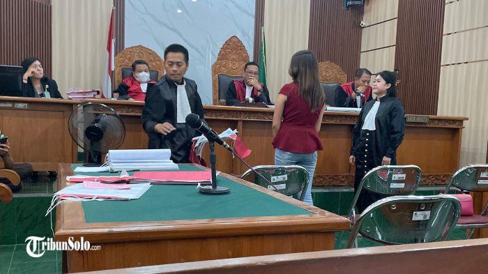 KESAKSIAN - Sidang kasus dugaan penipuan arisan bodong dengan terdakwa Fahriza Ismaninda Yusniar kembali berlanjut di Pengadilan Negeri (PN) Sukoharjo pada Rabu (17/12/2025). Dalam persidangan kedua ini, Jaksa Penuntut Umum (JPU) menghadirkan dua saksi, yakni pelapor Indah Suprapti (25) dan Muhammad Jibran Firmansyah.