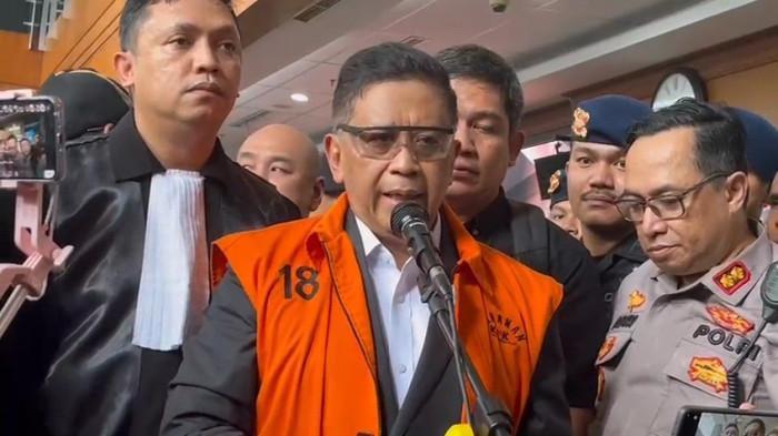 SIDANG VONIS - Sekjen PDIP Hasto Kristiyanto saat tiba di PN Jakpus, Jumat (25/7/2025). Hasto Kristiyanto mengimbau simpatisan dan kader PDIP untuk tetap tenang, dan ikut menghormati proses hukum jelang sidang vonis dirinya digelar.