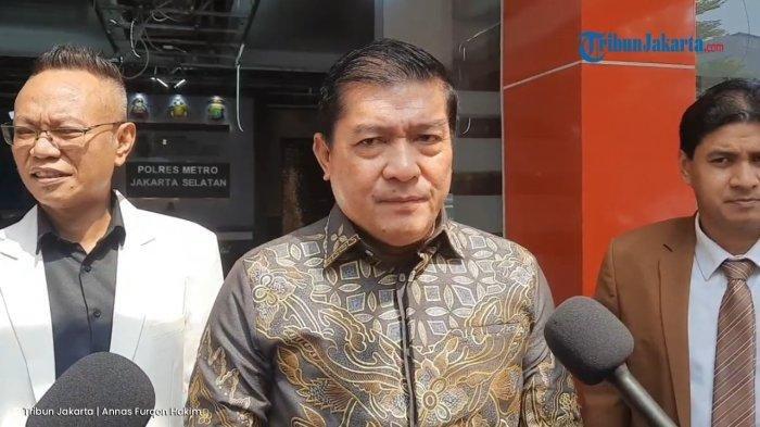 KASUS DUGAAN IJAZAH PALSU - Ketua Solidaritas Merah Putih Silfester Matutina diperiksa sebagai saksi terkait kasus tudingan ijazah palsu Presiden ke-7 RI Joko Widodo di Polres Metro Jakarta Selatan, Rabu (28/5/2025). TribunJakarta.com/Annas Furqon Hakim