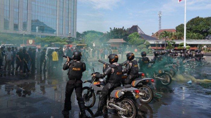 Simulasi penanganan unjuk rasa yang digelar oleh Polres Sukoharjo guna menguji kesiapsiagaan personel dalam menghadapi potensi gangguan keamanan dan ketertiban masyarakat (kamtibmas), Kamis (23/4/2026).