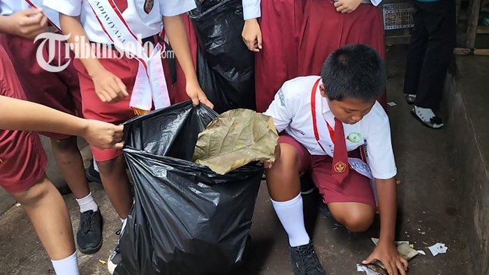 Potret Siswa SD di Sragen, Punguti Sampah yang Berserakan di Pasar, Cara Biasakan Hidup Bersih