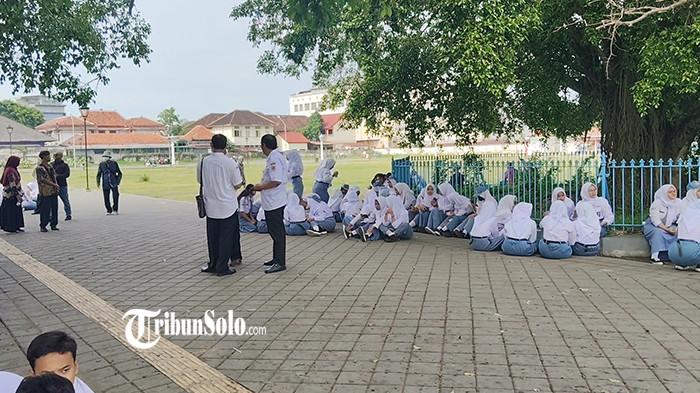 Kisah Firsa, Siswi yang Jadi Pagar Betis Jelang Pemakaman Raja Solo, Awali Hari dengan Sarapan Roti