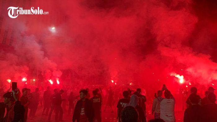 DEGRADASI - Situasi nonbar Persita Tangerang vs Persis Solo di area parkir selatan Stadion Manahan Solo, Sabtu (23/5/2026). Persis Solo dipastikan terdegradasi dari Super League usai hasil pertandingan kontra Persita Tangerang.