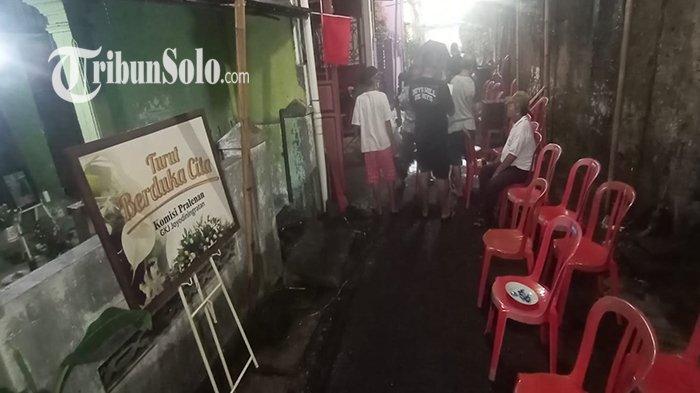 Situasi Rumah Duka Suami Korban Tabrak Lari Flyover Manahan Solo : Ramai Pelayat, Jenazah Tiba Malam