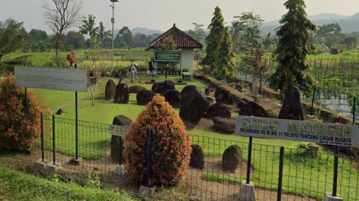 OBYEK WISATA - Situs Watu Kandang Matesih yang berlokasi di Jalan Raya Matesih-Tawangmangu, Area Sawah, Karangbangun, Kec. Matesih, Kabupaten Karanganyar, Jawa Tengah