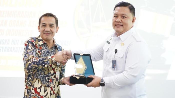 Kantor Imigrasi Kelas I TPI Surakarta menyelenggarakan kegiatan Sosialisasi Aturan Keimigrasian dan Kewajiban Orang Asing Selama Berada di Indonesia di PT Pan Brothers Tbk, Boyolali, pada Kamis (20/11/2025).