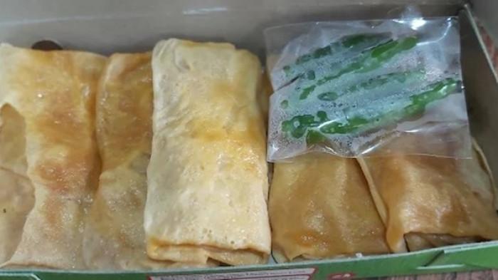 OLEH-OLEH SOLO - Kuliner oleh-oleh Khas Kota Solo, Sosis Gajahan yang outletnya berlokasi di Jalan Gatot Subroto No.270, Kratonan, Kec. Serengan, Kota Surakarta, Jawa Tengah.