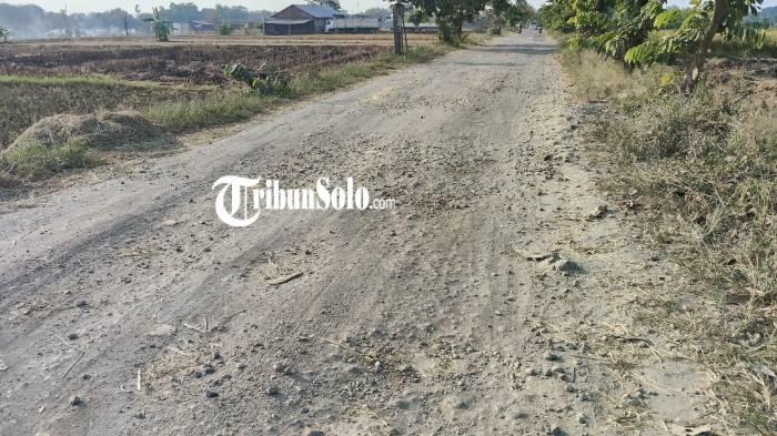 RUSAK. Jalan di Desa Gading, Kecamatan Tanon, Kabupaten Sragen, Rabu (3/6/2026). Jalan ini sudah lama tak tersentuh perbaikan.