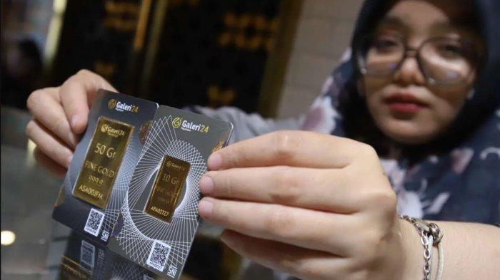 PRODUK EMAS - Staf menunjukkan emas di Galeri24 Pegadaian, Jakarta. (KONTAN/Baihaki)