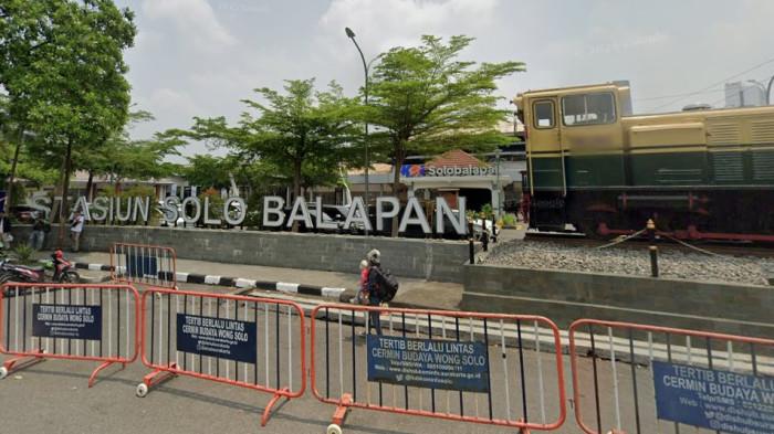 STASIUN DI SOLO - Stasiun Solo Balapan, lebih dikenal dengan Stasiun Balapan, adalah stasiun kereta api kelas besar tipe A yang terletak di perbatasan antara Kestalan dan Gilingan, Banjarsari, Surakarta