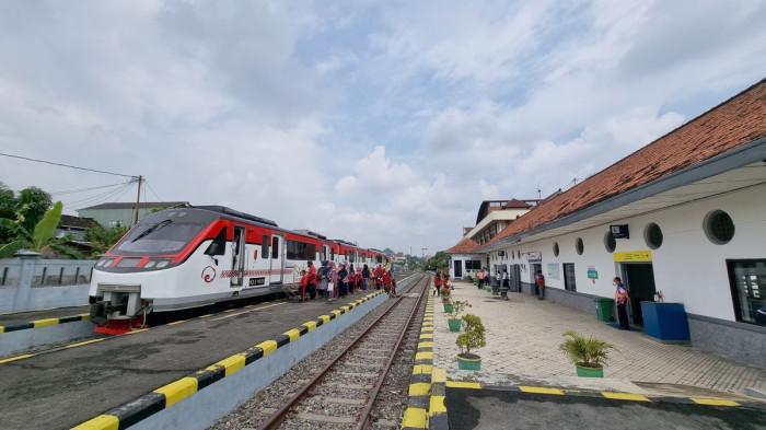 STASIUN BERSEJARAH SOLO - Stasiun Solo Kota dan Railbus Batara Kresna yang tengah berhenti pada 2023 lalu. Beginilah asal-usul Stasiun Solo Kota atau Sangkrah yang menjadi salah satu bangunan bersejarah di Solo, Jawa Tengah. (KOMPAS.com/ANGGARA WIKAN PRASETYA)