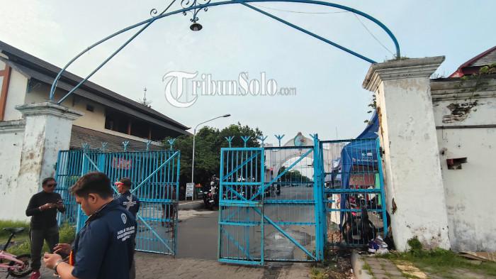 STERIL. Gerbang Alun-alun Kidul Keraton Surakarta Hadiningrat disterilkan untuk jalur pemberangkatan jenazah Raja Keraton Surakarta Hadiningrat Pakubuwono XIII menuju Loji Gandrung, Rabu (5/11/2025). Pemakaman PB XIII dilaksanakan hari ini.