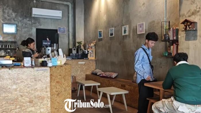 KAFE DI SOLO - Suasana Kawan Tuli Coffee and Space berlokasi di Jalan Ronggowarsito No.16, Kp. Baru, Kec. Ps. Kliwon, Kota Surakarta, Jawa Tengah