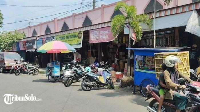 DAYA BELI TURUN - Suasana Pasar Jungke, Kelurahan Jungke, Kecamatan/Kabupaten Karanganyar, Kamis (21/5/2026). Kenaikan Dollar AS turut mempengaruhi harga sejumlah bahan pangan di pasar tradisional.