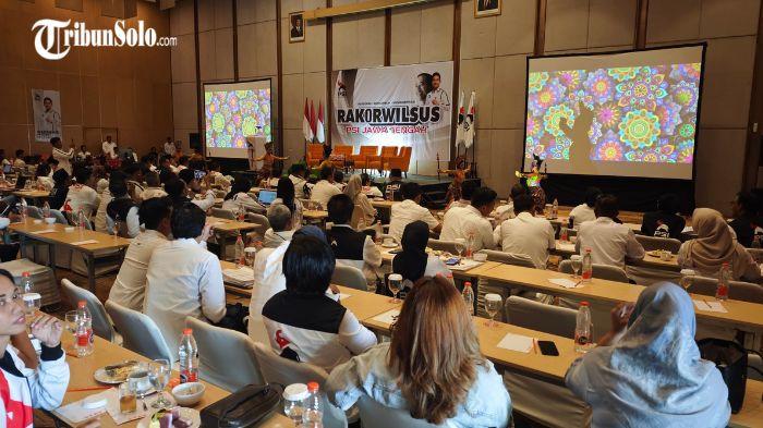 GAET KADER - Suasana Rapat Koordinasi Wilayah Khusus (Rakerwilsus) DPW PSI Jawa Tengah di Harris Hotel, Kamis (14/5/2026). PSI menggaet belasan mantan kader PDI Perjuangan (PDIP) yang terdampak sistem Komandante.
