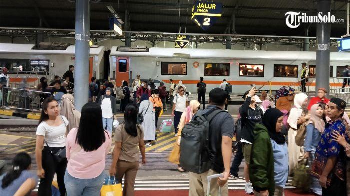 ARUS BALIK - Suasana Stasiun Solo Balapan pada H+2 Lebaran, telah nampak kepadatan arus balik lebaran 2026, Senin (23/3/2026) sore. Seiring meningkatnya mobilitas masyarakat, antrean penumpang kereta api tujuan Jakarta mulai tampak ramai di stasiun tersebut.