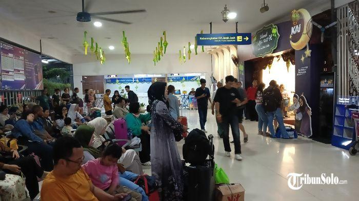 ILUSTRASI - Suasana Stasiun Solo Balapan pada H+2 Lebaran, telah nampak kepadatan arus balik lebaran 2026, Senin (23/3/2026) sore. KAI Daop 6 minta maaf atas insiden 