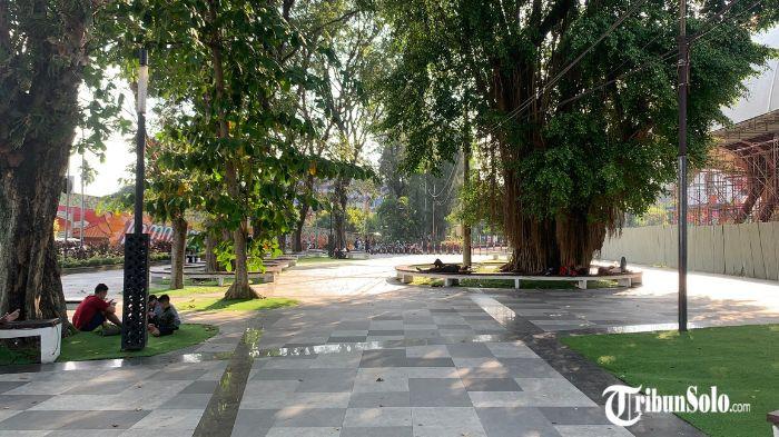AKSI MESUM - Suasana Taman Plaza GOR Manahan Kota Solo, Senin (12/5/2026). Viral aksi tidak senonoh yang terjadi di taman Plaza GOR Manahan, Solo, menuai sorotan publik.
