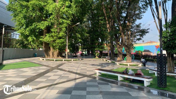 AKSI MESUM - Suasana Taman Plaza GOR Manahan Kota Solo, Senin (12/5/2026). Viral aksi tidak senonoh yang terjadi di taman Plaza GOR Manahan, Solo, menuai sorotan publik.