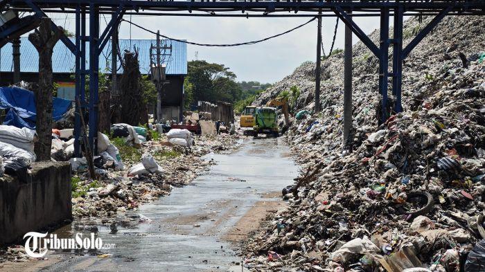 PUTRI CEMPO - Suasana Tempat Pembuangan Akhir (TPA) Putri Cempo Solo, beberapa waktu lalu. Kebijakan Pemerintah Kota Solo yang mewajibkan warga memilah sampah menuai sorotan