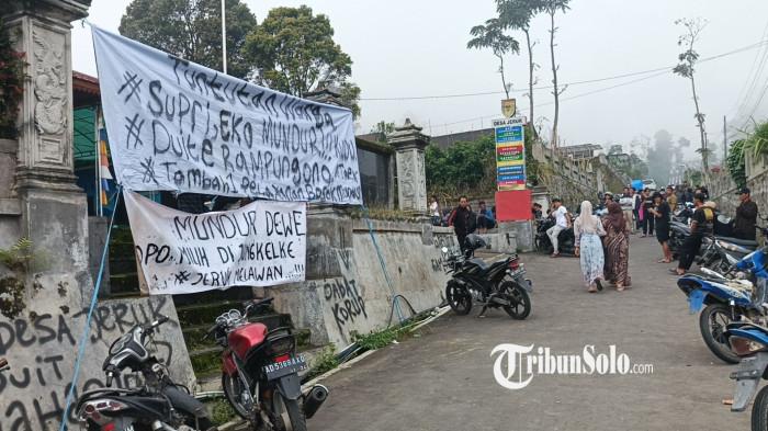 WARGA PROTES - Suasana aksi unjuk rasa di Kantor Desa Jeruk, Kecamatan Selo, Boyolali, Rabu (31/12/2025) lalu. Dua perangkat Desa Jeruk, Kecamatan Selo, Kabupaten Boyolali, yang sebelumnya dituntut warga akhirnya mengundurkan diri dari jabatannya.