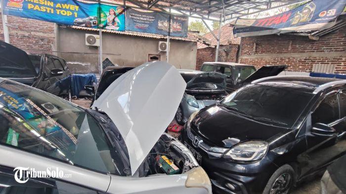 Suasana bengkel mobil Sp tech Automobile service, di Dusun Padangan