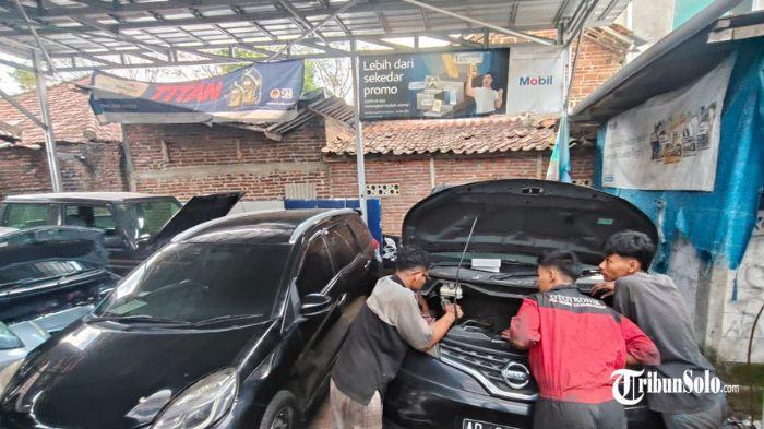 SERVIS MENINGKAT - Suasana bengkel mobil Sp tech Automobile service, di Dusun Padangan, Kelurahan Jungke, Kecamatan/Kabupaten Karanganyar, jelang libur lebaran, Senin (16/3/2026). Menjelang arus mudik Lebaran 1447H, bengkel kendaraan di Kabupaten Karanganyar mengalami lonjakan permintaan servis.
