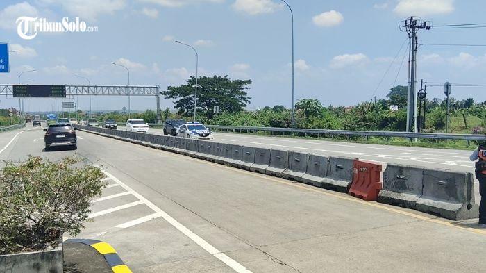 MELINTAS - Suasana exit tol Karanganyar, saat H-4 Lebaran, Selasa (17/4/2026). Sejumlah kendaraan terlihat keluar dari gerbang tol Karanganyar menuju Jalan Solo-Sragen.