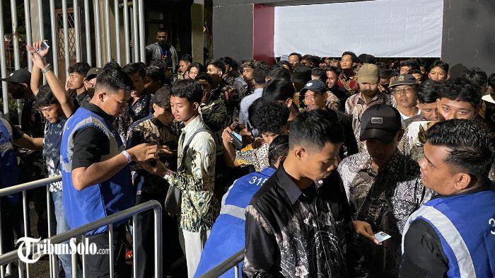 PAKAI BATIK - Suasana jelang laga Persis Solo vs Persebaya di Stadion Manahan, Sabtu (9/5/2025). Para penonton mengenakan batik.