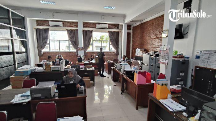 LENGANG - Suasana kantor OPD Kabupaten Karanganyar saat hari pertama penerapan WFH, Jum'at (10/4/2026). Pantauan di sejumlah kantor OPD menunjukkan aktivitas perkantoran tetap berjalan, namun jumlah pegawai yang hadir secara langsung di kantor jauh berkurang.